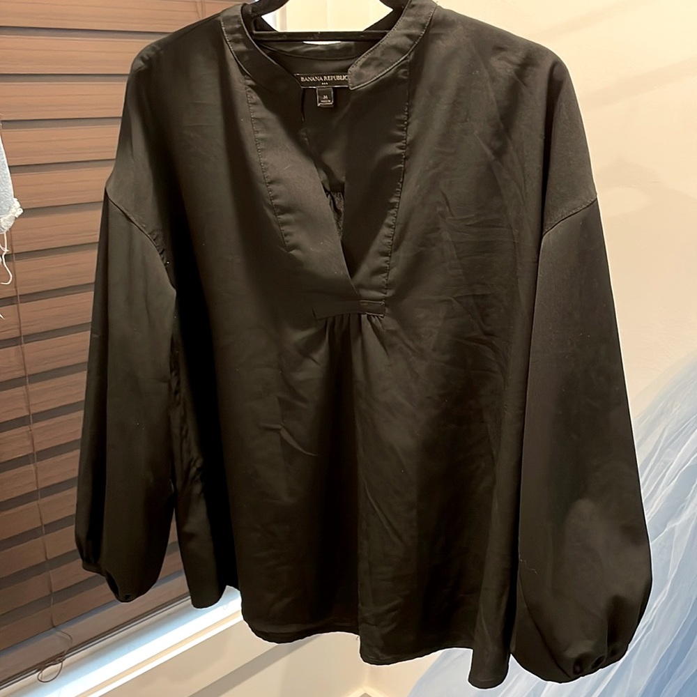 Banana republic, size medium. Mid length sleeves.